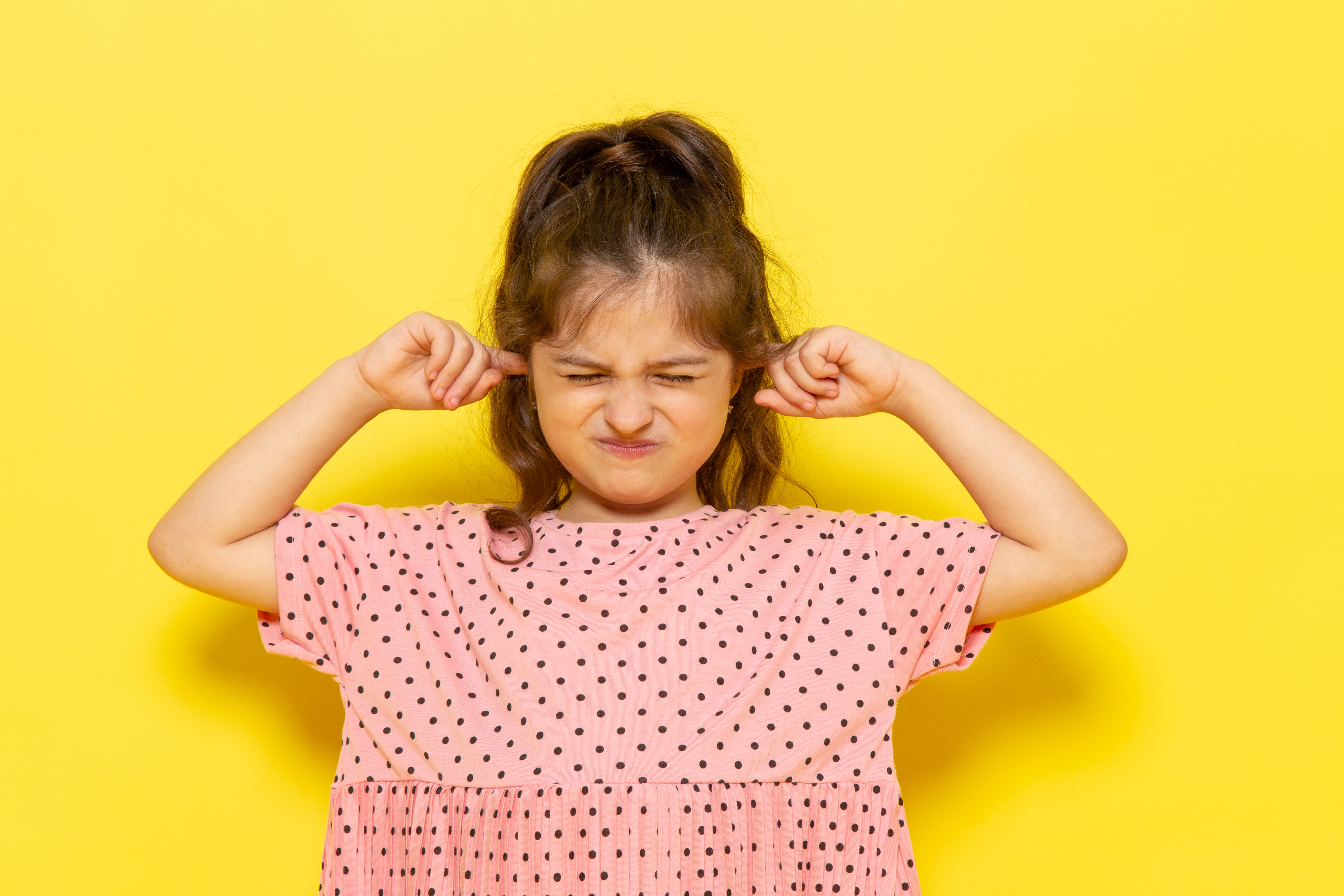 headphone untuk anak, keamanan headphone balita, bahaya headphone untuk anak, batas volume aman anak, cara memilih headphone anak, Bunda, si Kecil
